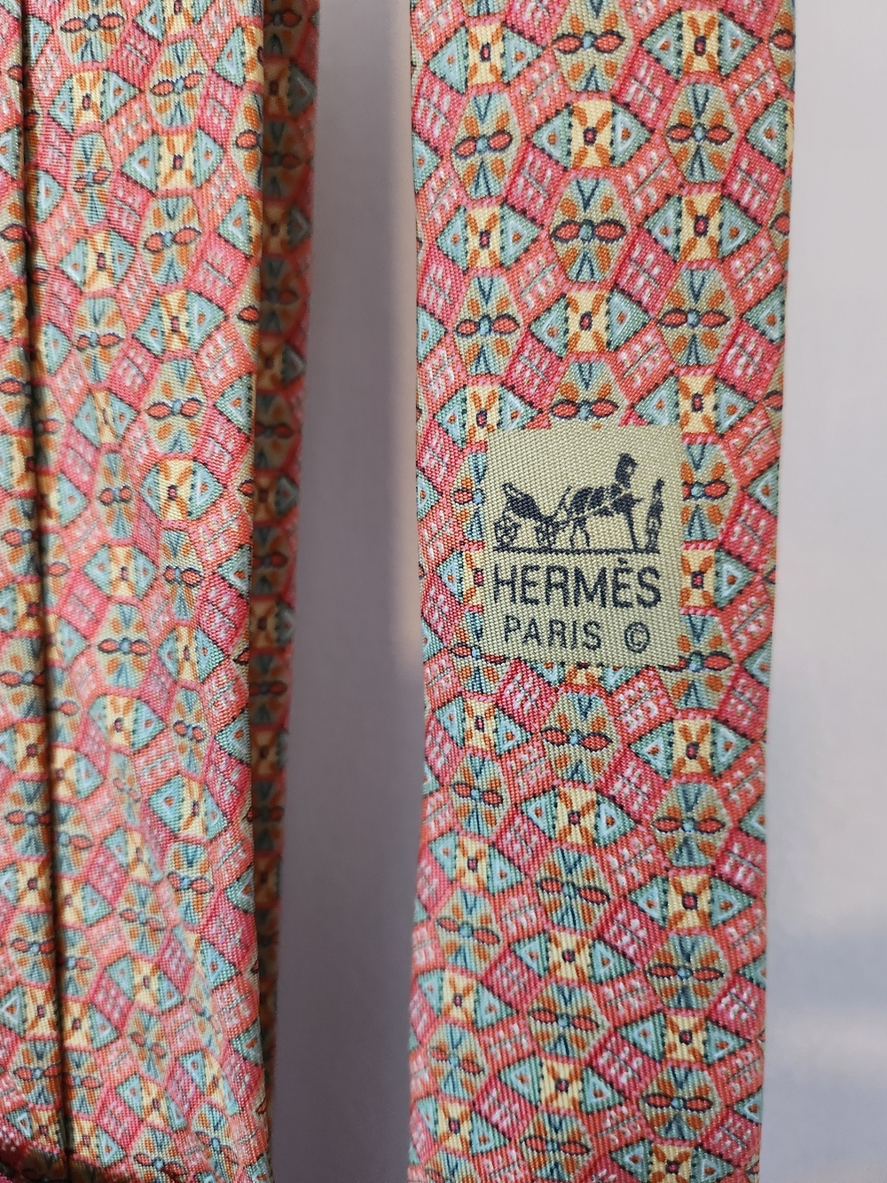 Designer Authetic Hermes 100% Silk Coral and Light Blue Geometric Silk Tie - Picture 1 of 11